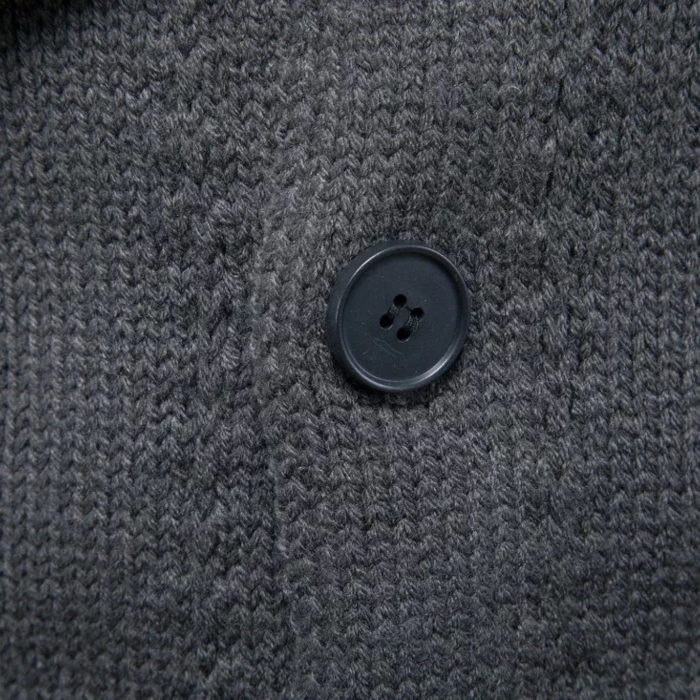AXEL – Dik gebreid jack met knoopsluiting voor ultieme warmte en stijl