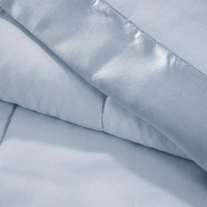 PROSPECT BLUE – Lichtgewicht bedsprei met donsalternatief en satijnen rand