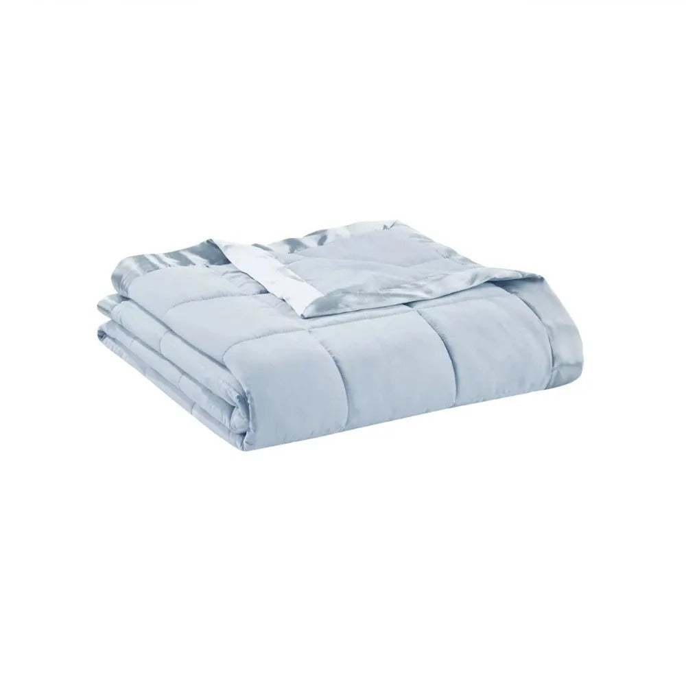 PROSPECT BLUE – Lichtgewicht bedsprei met donsalternatief en satijnen rand