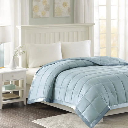 PROSPECT BLUE – Lichtgewicht bedsprei met donsalternatief en satijnen rand