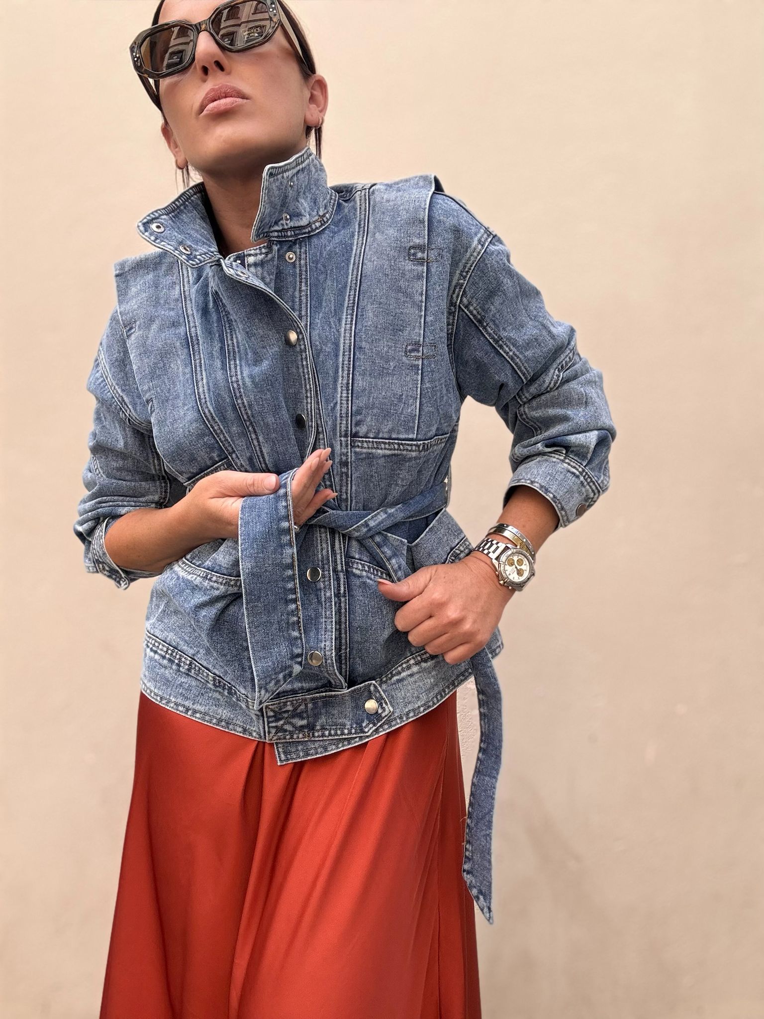 Getailleerde dames spijkerjas met ceintuur en stoere uitstraling – DENIA BELT - Glamorix