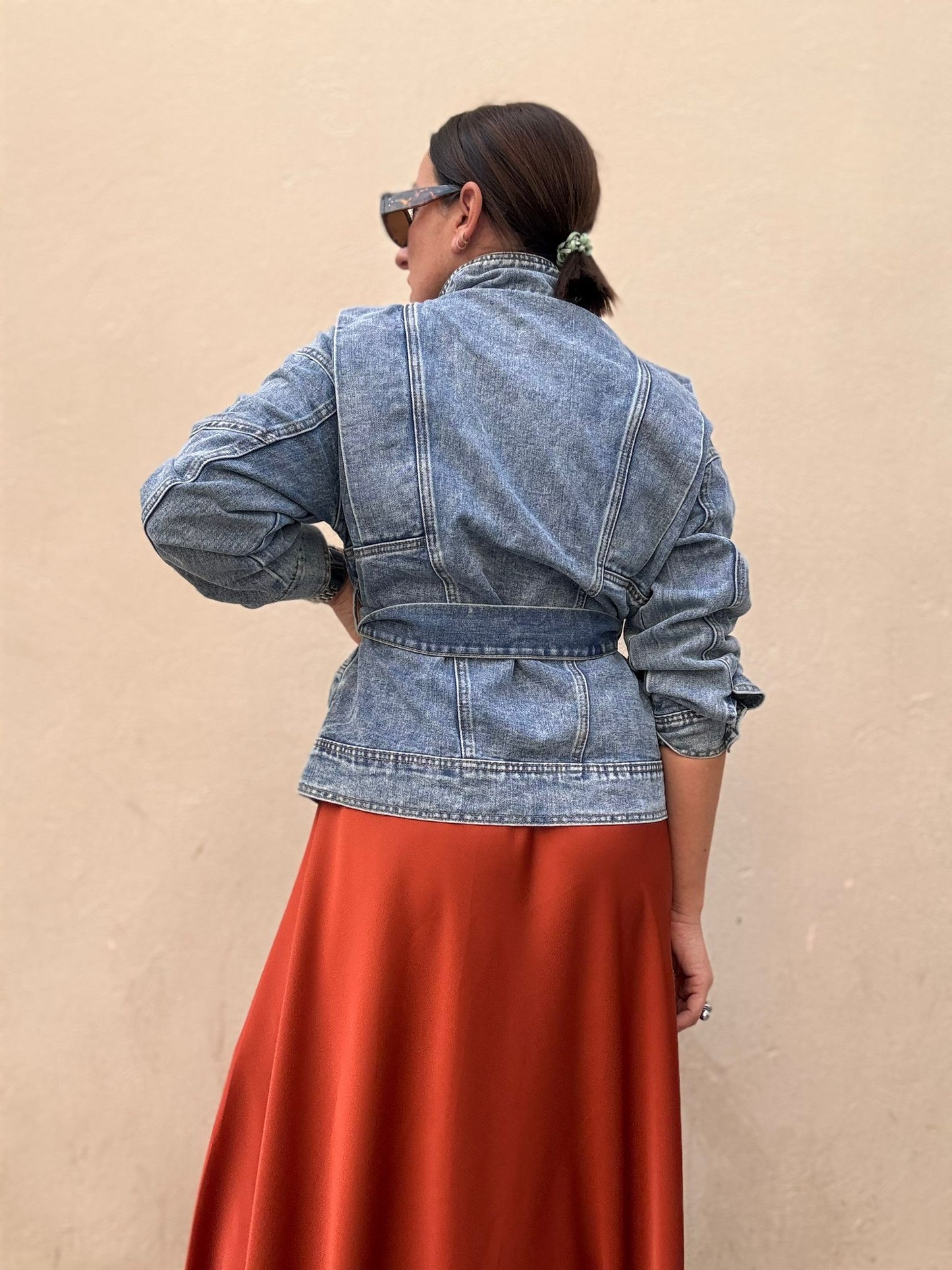Getailleerde dames spijkerjas met ceintuur en stoere uitstraling – DENIA BELT - Glamorix
