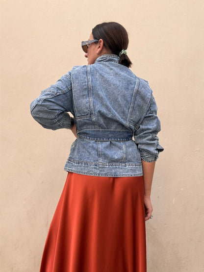 Getailleerde dames spijkerjas met ceintuur en stoere uitstraling – DENIA BELT - Glamorix