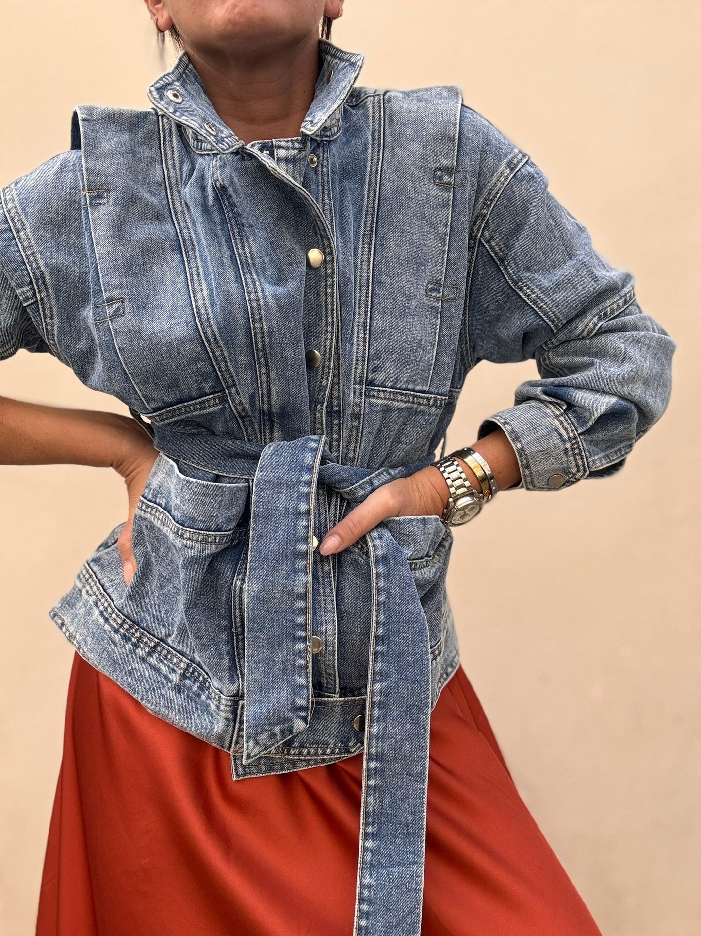 Getailleerde dames spijkerjas met ceintuur en stoere uitstraling – DENIA BELT - Glamorix