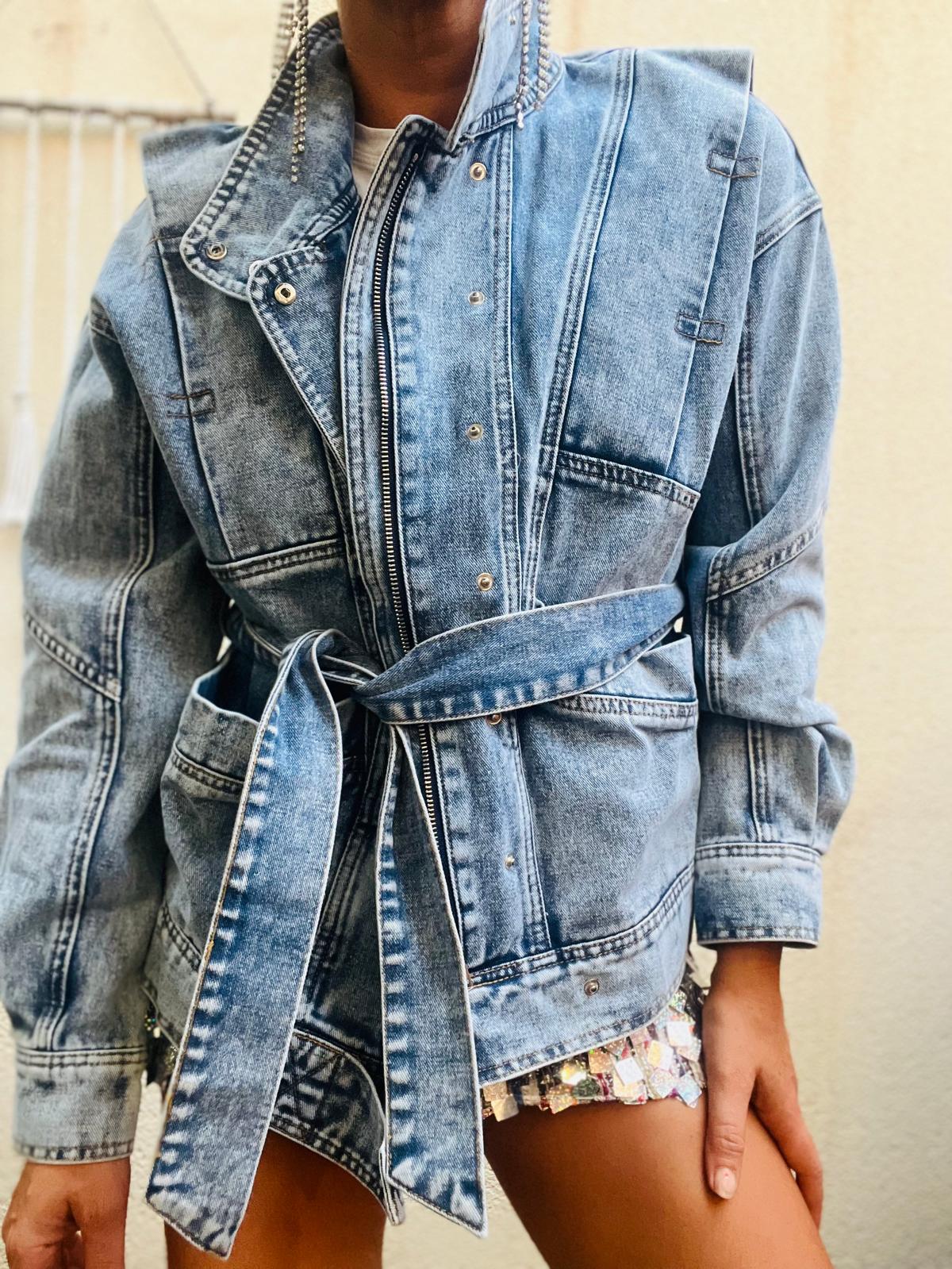 Getailleerde dames spijkerjas met ceintuur en stoere uitstraling – DENIA BELT - Glamorix