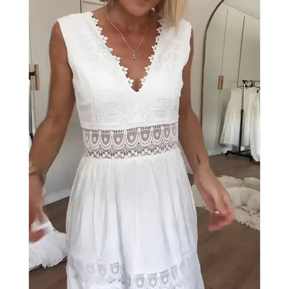 Zomerse damesjurk met V-hals en verfijnde kanten accenten – LÉANA LACE - Glamorix